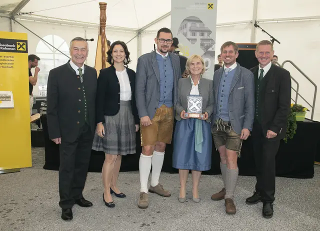 Mit Stolz auf die vergangenen 100 Jahre und einem klaren Blick nach vorn bleibt die Raiffeisenbank Kuchl-St. Koloman fest in der Region verwurzelt. I, Bild v.l.n.r.: Erich Zauner (Obmann-RVS), Anna Doblhofer-Bachleitner (Geschäftsleitung RVS), Bernhard Pichler, Waltraud Lämmerhofer und Johannes Struber (Geschäftsleitung RB Kuchl-St.Koloman), Thomas Freylinger (Aufsichtsratvorsitzender) | Foto: Waltraud Dorn