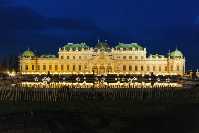 Das Weihnachtsdorf Schloss Belvedere bietet eine ganz besondere Kulisse.  | Foto: René Brunhölzl/MeinBezirk
