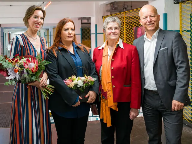 Von links: Kunstrampe-Kuratorin Maximiliane Buchner, Künstlerin Vivian Kabar, Sr. Maria Schlackl (Verein Solwodi) sowie Sparkasse OÖ-Vorstandsdirektor Martin Punzenberger. | Foto: Martin Eder