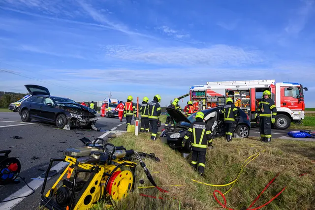 Am Montagnachmittag ereignete sich auf der Wolferner Straße im Gemeindegebiet von St. Florian ein schwerer Verkehrsunfall mit zwei beteiligten Fahrzeugen. | Foto: TEAM FOTOKERSCHI / WERNER KERSCHBAUMMAYR