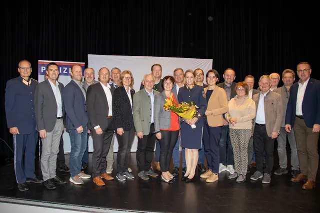 Zahlreiche Ehrengäste waren zur Angelobung der neuen Rieder Bezirkspolizeikommandantin Nina Eichinger gekommen.  | Foto: Christian Doms/Mein Bezirk