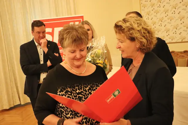 Ursula Lackner zeichnet die Stiwollerin Roman Bäck für ihre 50-jährige Treue zur Sozialdemokratie aus. | Foto: Edith Ertl