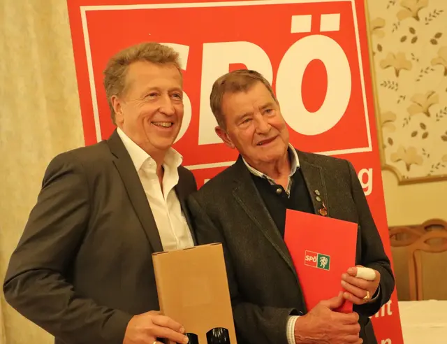 Bgm. Hubert Holzapfel/Haselsdorf-Tobelbad (li) dankt Karl Hohl für 60 Jahre Treue zur Sozialdemokratie | Foto: Edith Ertl