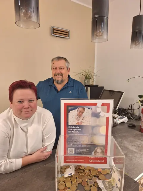 Franz Hannerer und Manuela Mitter unterstützen das BezirksRundSchau Christkind. | Foto: Mitter