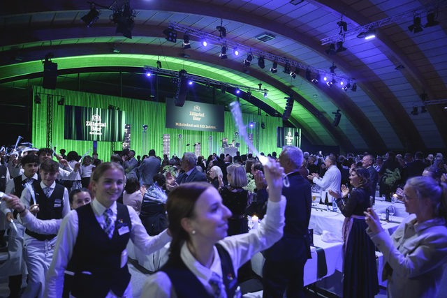 Die Schüler:innen der Zillertaler Tourismusschulen wurden für ihren Einsatz gebührend gefeiert.

 | Foto: Zillertal Bier/Franz Oss
