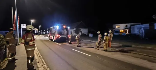 Zur Beseitigung einer Ölspur waren die Feuerwehren Tamsweg sowie Mauterndorf am Sonntag, 19. Oktober, gegen 21:25 Uhr alarmiert worden.  | Foto: FF-Tamsweg