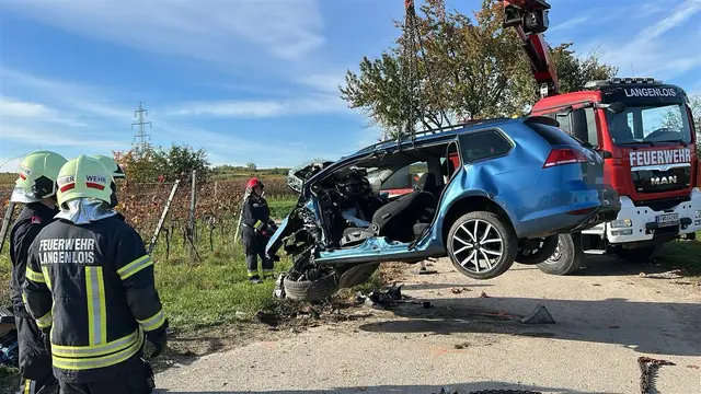 Fahrzeugteile und Betriebsmittel waren über die Fahrbahn verteilt, der Motorblock wurde durch den Aufprall vollständig aus dem Fahrzeug gerissen und rund 30 bis 40 Meter weit in einen angrenzenden Weingarten geschleudert. | Foto: DOKU NÖ