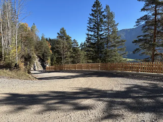 So präsentierte sich die Straße kurz bevor die Asphaltdecke aufgebracht wurde. | Foto: MeinBezirk/Günther Reichel
