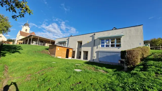 Der Kindergarten in St. Johann in der Haide wurde um zwei Gruppen erweitert und der Bestand saniert. Beim Bau waren Betriebe der Region nach Plänen der HP Architektur Hartberg beschäftigt. | Foto: Gemeinde St. Johann i.d. Haide