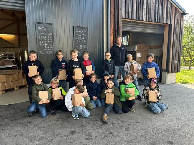 Ein herzlicher Dank der Schüler geht an Adrian Reichhold vom Presswerk in der Gemeinde St. Georgen am Längsee. | Foto: Privat