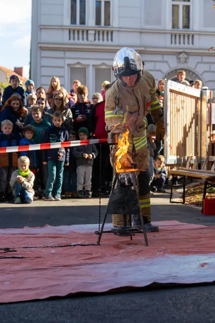 Die Feuershow der Berufsfeuerwehr sorgte für staunende Blicke. | Foto: Markus Hahn