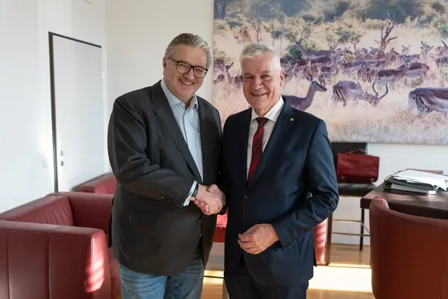Wiens Gesundheitsstadtrat Peter Hacker (SPÖ, l.) und Niederösterreichs Landeskliniken-Landesrat Anton Kasser (ÖVP), trafen am Montag zu einem Austausch bezüglich Gastpatienten in Wien zusammen. | Foto: Stadt Wien