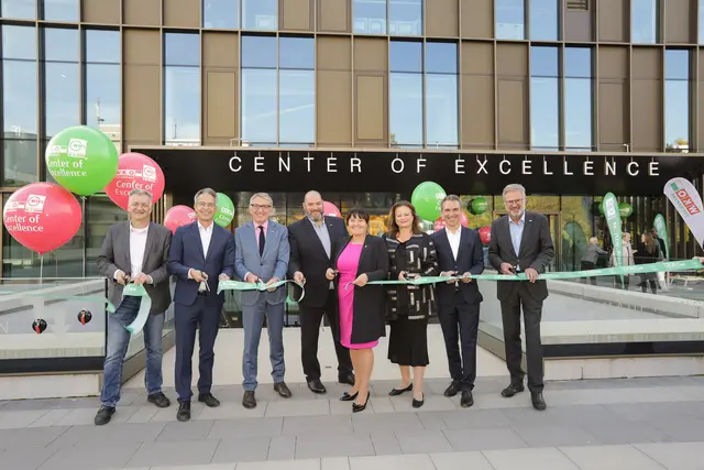 Eröffnen feierlich das Center of Excellence: WKO Steiermark Direktor Karl Heinz Dernoscheg, WIFI Institutsleiter Martin Neubauer, Landesrätin Claudia Holzer, Landeshauptmann-Stellvertreterin Manuela Khom, WIFI Kurator Markus Kohlmeier, WKO Steiermark Präsident Josef Herk sowie die beiden Grazer Stadträte Kurt Hohensinner und Manfred Eber (v.r) | Foto: Klaus Morgenstern