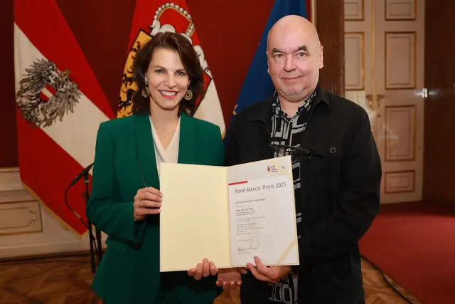 Landeshauptfrau Karoline Edtstadler mit dem frisch ausgezeichneten René-Marcic-Preisträger 2025, Martin Behr. | Foto: Land Salzburg/Franz Neumayr