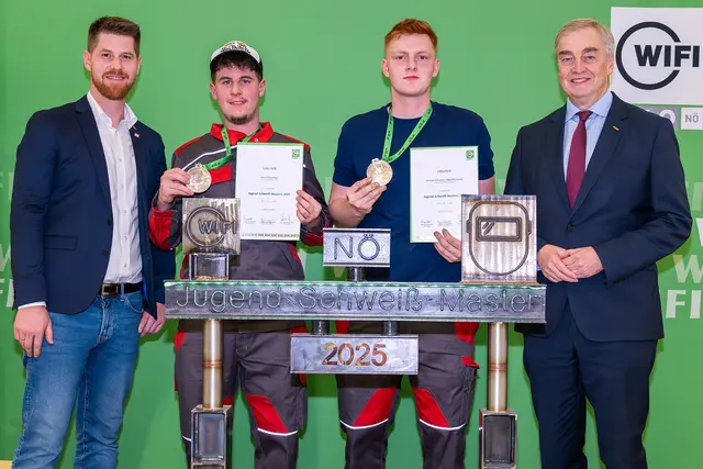 Titelfoto Amstetten/Ybbstal: Daniel Watzinger und Manuel Gassner (Bildmitte) erreichten bei den WIFI Jugend-Schweiß-Masters den 1. Platz. Mit im Bild: Christian Moser (r.), Matthias Jansch (l).  | Foto: Andreas Kraus