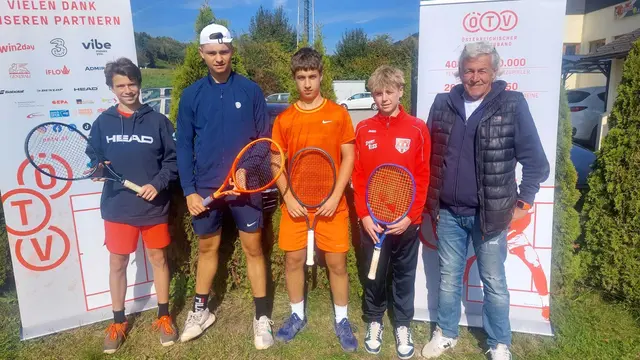 Titelfoto Mistelbach: Benjamin Riegler, Betreuer Nino Säckl, Ennio Krammer, Paul Pelzelmeier mit Trainer Alexander Fischer vom UTC Mistelbach holten den Vizestaatsmeister-Titel bei der U 15. | Foto: Alexander Fischer