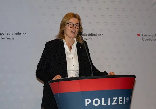 Betzirkshauptfrau Yvonne Weidenholzer am Rednerpult. | Foto: Christian Doms/Mein Bezirk