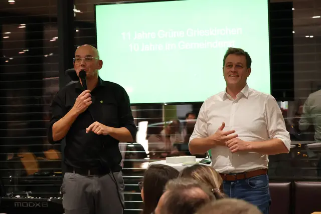 Bernhard Waldhör (l.) und Stefan Kaineder (r.) feierten mit den Parteikollgen zehn Jahre im Gemeinderat und elf Jahre „Grüne Grieskirchen“. | Foto: MeinBezirk/Constance Haslberger