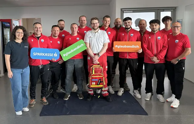 Karin Rettenbacher (Marketingleiterin Sparkasse) mit dem Trainerteam des SC Wiener Neustadt rund um Jugendleiter Sebastian Bergmann und Rot Kreuz Mitarbeiter Gabriel beim Trainerkurs  | Foto: Sparkasse Wiener Neustadt