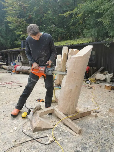 Mit "schwerem Gerät" bewaffnet, entstand aus einem Stück Holz ein Kunstwerk. | Foto: Fachschule für Kunsthandwerk und Design