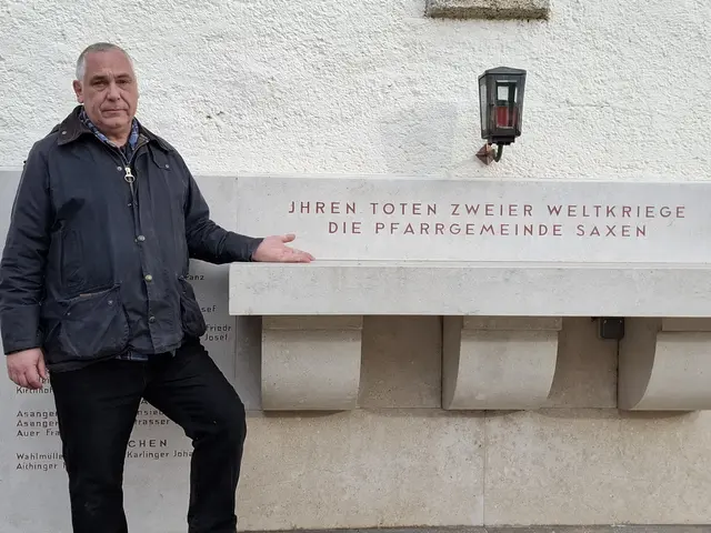 Karl Hohensinner beim Kriegerdenkmal in Saxen. | Foto: Zinterhof