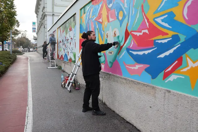 Künstler bei der Arbeit. | Foto: Schauer