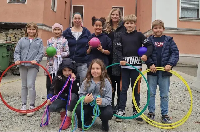 Ein Trampolin, 20 Gymnastikringe, 20 Springseile und 14 Softbälle wurden von der Elternvereins-Obfrau Renate Pausch (hinten links) an Direktorin Nina Wallner (Mitte links) übergeben. | Foto: Renate Pausch