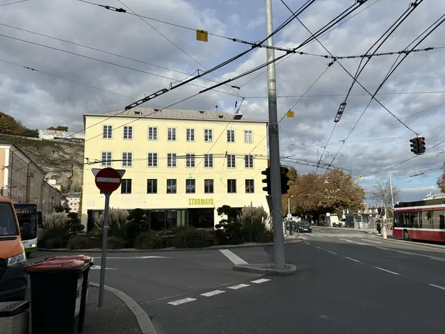 Der Umbau des AVA-Hofs in der Stadt Salzburg hat begonnen. Das Haus am Hanuschplatz soll zu einem Hotel umgewandelt werden, auch Geschäfte und Büros werden in das Gebäude integriert werden. | Foto: Lisa Gold