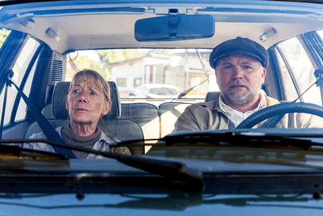Die Baba/Mama (Erika Deutinger) unterstützt ihren Sohn, den Inspektor Sifkovits (Thomas Stipsits) bei der Aufklärung eines Mordes. | Foto: ORF/Mona-Film/Landsiedl/Herbig