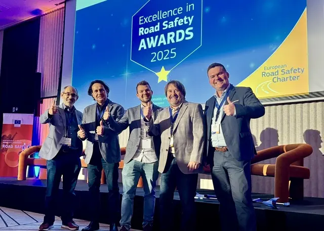 Daumen hoch für die europaweite Auszeichnung: Das fünfköpfige Team nahm den Preis in Brüssel entgegen. | Foto: Madlencnik Mobility