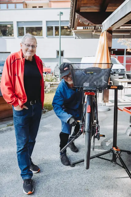 Vinzenz und Roland aus Navis beim Rädercheck | Foto: Victoria Hörtnagl
