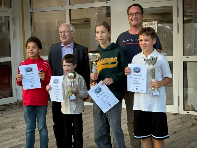 Malcom Abonyi, Konstantin Grünanger, Linus Smoler und Oleksandr Mnyshenko mit Schiedsrichter Johann Voraberger (hinten links) und Turnierleiter Michael Raab-Obermayr (hinten rechts). | Foto: Hans Voraberger
