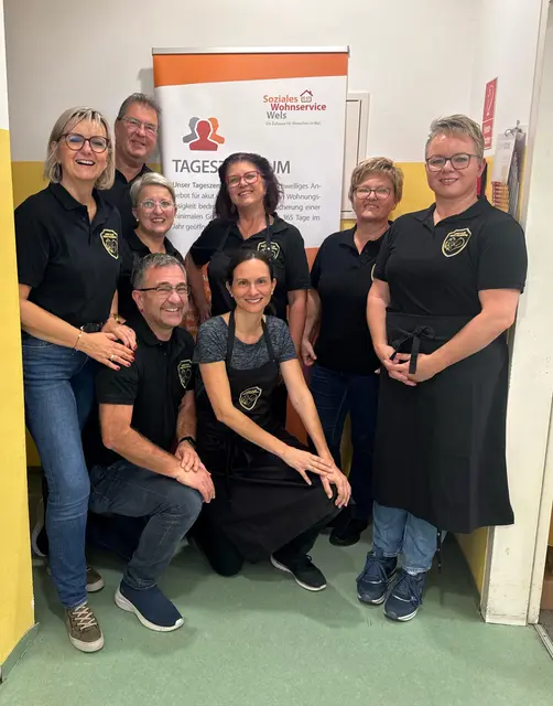 Mitglieder des Lions Clubs Wels-Puchberg kochten an einem Samstag ein warmes Mittagessen für Obdachlose beim Sozialen Wohnservice der Stadt. | Foto: LC Wels-Puchberg