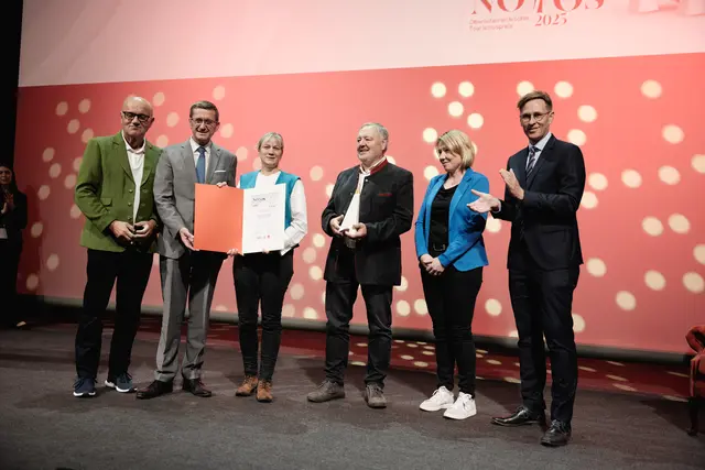 Der Obmann der Bundessparte Tourismus und Freizeitwirtschaft der Wirtschaftskammer Österreich, Robert Seeber und Wirtschafts- &amp; Tourismus-Landesrat Markus Achleitner überreichten den Notos x MeinBezirk Publikumspreis für die Wanderreiterapp "Wandi" an Marlies Weichselbaumer, Thomas Holzweber und Renate Fürst zusammen mit MeinBezirk-Chefredakteur Thomas Winkler. | Foto: Studio Florian Voggeneder