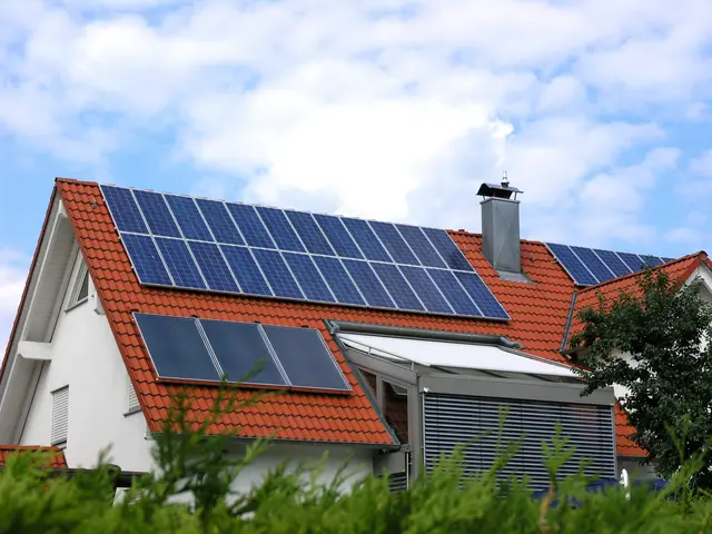 Wegen des Photovoltaik-Booms führt die E-Control erstmals einen "Sonnen-Rabatt" von 20 Prozent zwischen 1. April und 30. September in den Stunden von 10 bis 16 Uhr ein. | Foto: Phototom/Fotolia