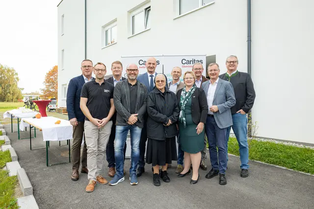 Sozial-Landesrat Christian Dörfel feierte gemeinsam mit (v. l.) LAbg. Günther Lengauer, invita-Bereichsleiter Volker Hofer, Abg. z. NR. Manfred Hofinger, Hausleiter Daniel Hinterleitner, Schwester Klara Diermaier, Leiter invita-Caritas August Hinterberger, Caritas-Geschäftsleiterin Katharina Sturmaier, Stadtpfarrer Rupert Niedl, Bürgermeister Bernhard Zwielehner und Martin Gruber, Caritas-Leiter des Fachbereichs Betreuung und Pflege, die Eröffnung des neuen Wohnhauses- | Foto: Land OÖ/Antonio Bayer