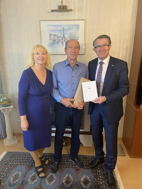 Gerhard Trousil (Mitte) feierte seinen 80er. Franz Piribauer (re.) gratulierte. | Foto: Stadt Wiener Neustadt/Weller