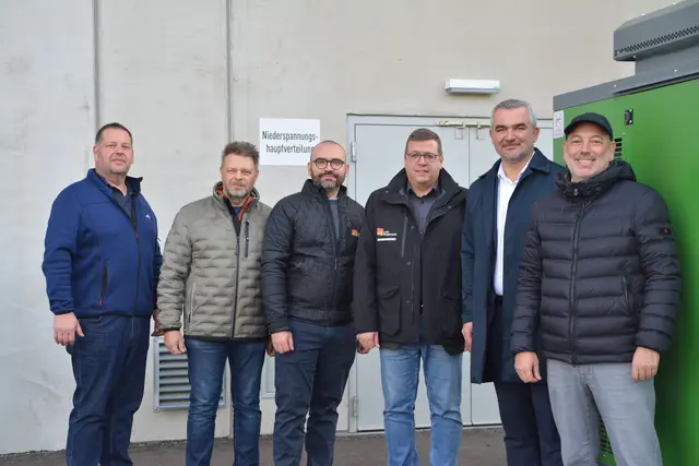 Roland Schey, Werkstättenleiter am Standort Stoob der Baudirektion Burgenland, DI Gerald Gebhardt, Leiter Bau und Betrieb Nord der Baudirektion Burgenland, Referatsleiter Ing. Jürgen Glöckl von der Baudirektion, Ing. Claus Paar, MSc, Hauptreferatsleiter für Katastrophenschutz und Krisenmanagement der Abteilung 8 - Kompetenzzentrum Sicherheit, Infrastrukturlandesrat Mag. Heinrich Dorner und Baudirektor DI (FH) Wolfgang Heckenast vor dem neuen Notstromaggregat am Standort Stoob. | Foto: Rosenberger Victoria