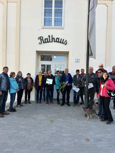 Die Exkursionsreihe zum Thema „Neophyten – gebietsfremde Pflanzen auf dem Vormarsch“ im Naturpark Leiser Berge stieß auf großes Interesse.  | Foto: KLAR! Leiser Berge