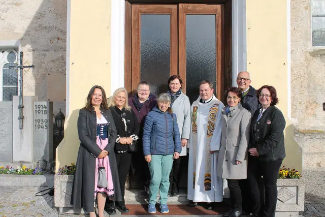 Christiane Huber (Verkündung), Elisabeth Katzenschläger (hauptamtliche Seelsorgerin), Petra Lindinger (Sprecherin, innere Organisation), Anna Baur (Gemeinschaft), Regina Wimmer (Liturgie), P. Klaus Zarzer (Pfarrer von Tassilo Kremsmünster), Birgit Fürlinger (Gemeinschaft), Hannes Fichtinger (Finanzen), Andrea Pühringer (Gemeinschaft). | Foto: Pfarrgemeinde Schleißheim