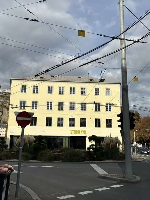 Der Umbau des AVA-Hofs in der Stadt Salzburg hat begonnen. Das Haus am Hanuschplatz soll zu einem Hotel umgewandelt werden, auch Geschäfte und Büros werden in das Gebäude integriert werden. | Foto: Lisa Gold