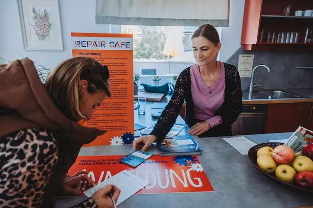 KEM-Beauftrage Claudia Hackhofer bei der Anmeldung | Foto: Victoria Hörtnagl