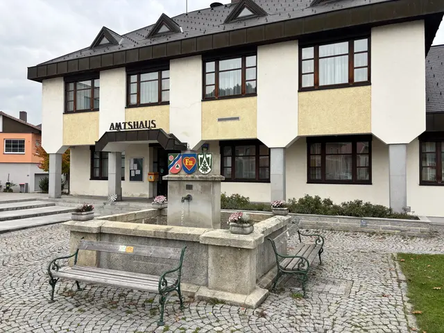 Bürgermeister Peter Rechberger (MiR) ließ den Gemeinderat im Amtshaus Reichenau im Mühlkreis geheim über die Baulandumwidmung abstimmen. | Foto: MeinBezirk/Gernot Fohler