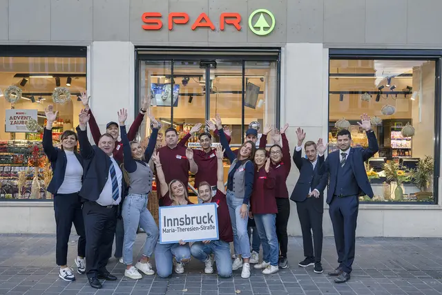 Das gesamte Team des Spar-Marktes freut sich über den neuen Look. | Foto: Spar