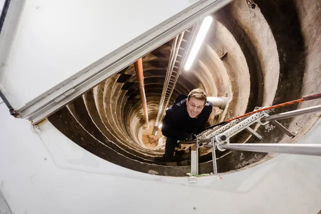 Umwelt- und Klima-Landesrat Stefan Kaineder bei der Besichtigung eines Brunnens. | Foto: Land OÖ/Werner Dedl