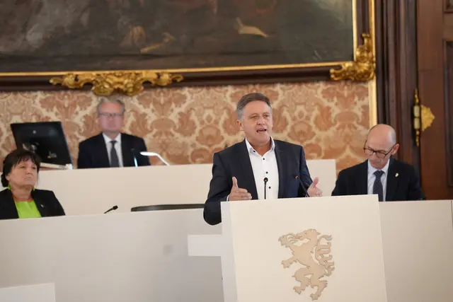 Lambert Schönleitner stellt die Wirtschaftskompetenz der ÖVP angesichts des präsentierten Budgetentwurfs 2026 in Frage.  | Foto: Grüne