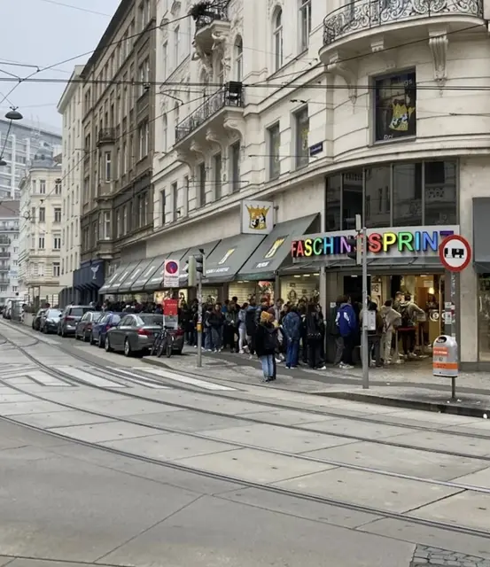 Rund um Halloween ist der "Faschingsprinz" das wohl begehrteste Geschäft auf der Taborstraße. Im Vorjahr reichte die Warteschlange bis zum ehemaligen Dianabad.  | Foto: z.V.g.