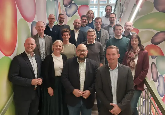 Studienstart im 6. Jahrgang des Top-Leadership-Programms mit Lehrgangsleiter Georg Kodydek (1. Reihe, 2. v. re.) und Medientrainer Roman Hahslinger (1. Reihe, 1. v. re.) | Foto: UWK