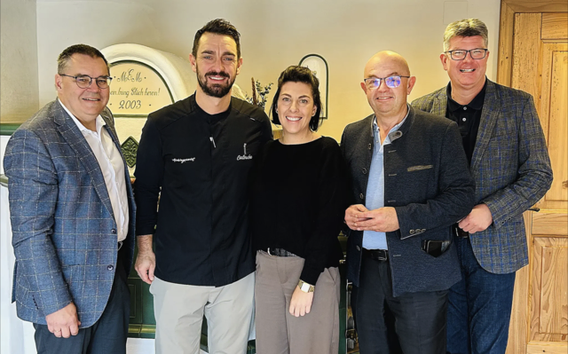 WKO-Bezirksstellenleiter Josef Renner, Michael und Sonja Ellmauer vom „Aichingerwirt“, Spartenobmann Gerold Royda und Sparten- und Fachgruppengeschäftsführer Stefan Praher (v.l.) in St. Lorenz. | Foto: WKOÖ
