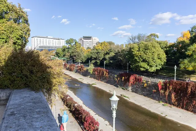 Entlang des Wienflusses laden zahlreiche Bänke dazu ein, um kurz zu rasten. | Foto: René Brunhölzl/MeinBezirk